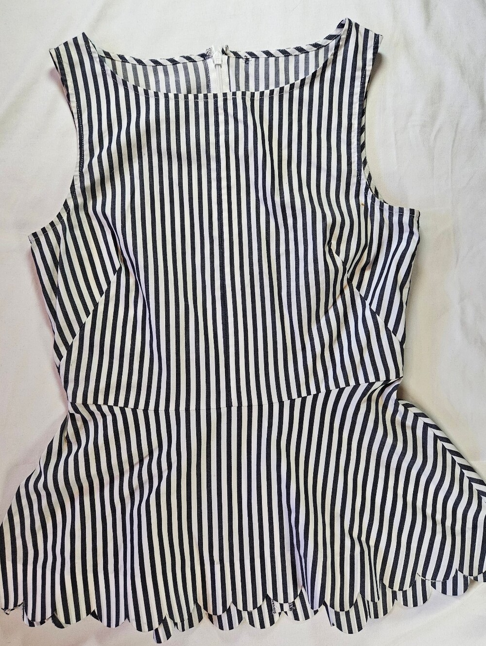 Unbranded Womens White/Blue Striped Sleeveless Scallop Hem Peplum Blouse Sz XS